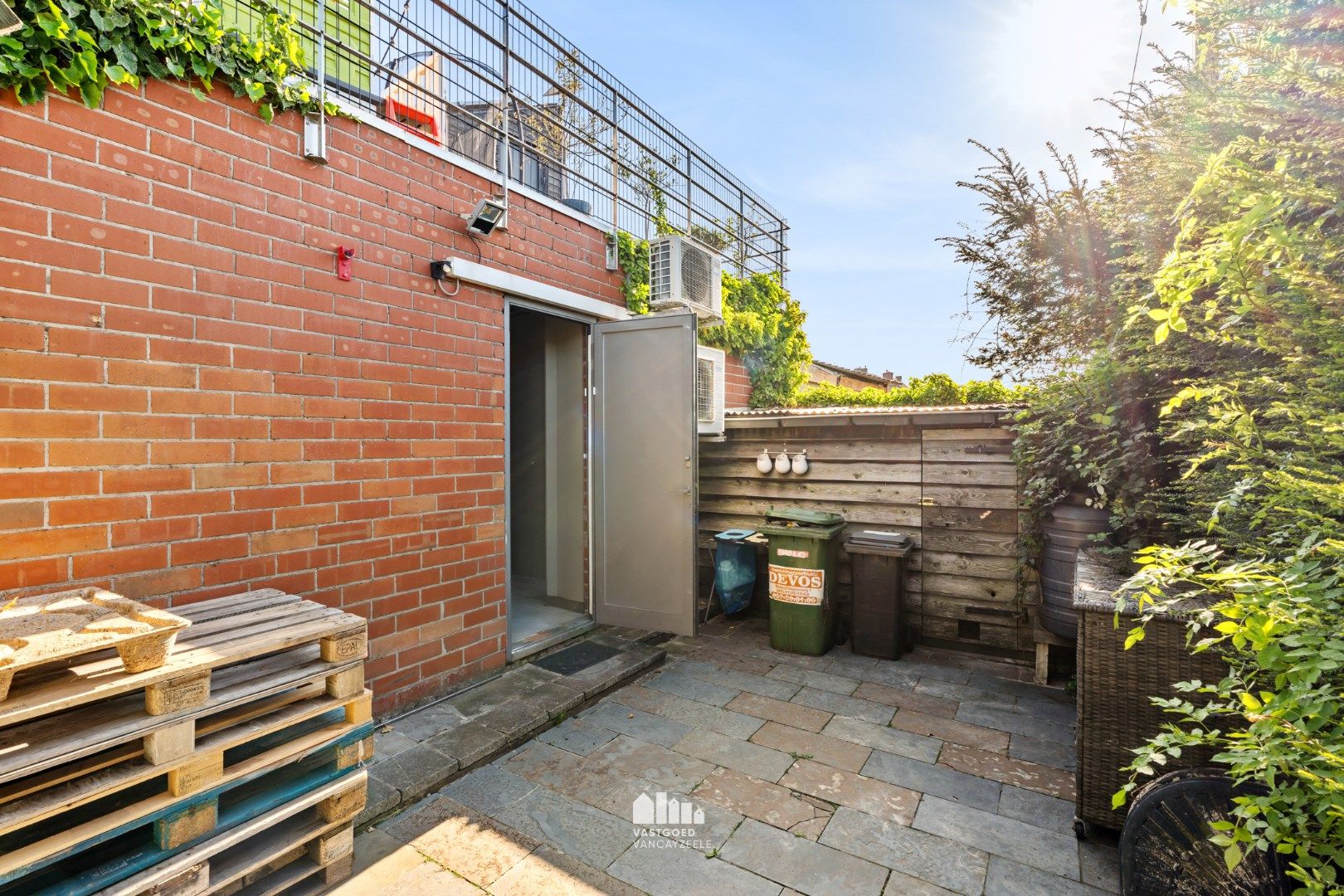 Handelsruimte met moderne woonst en zonnig terras.  foto 32