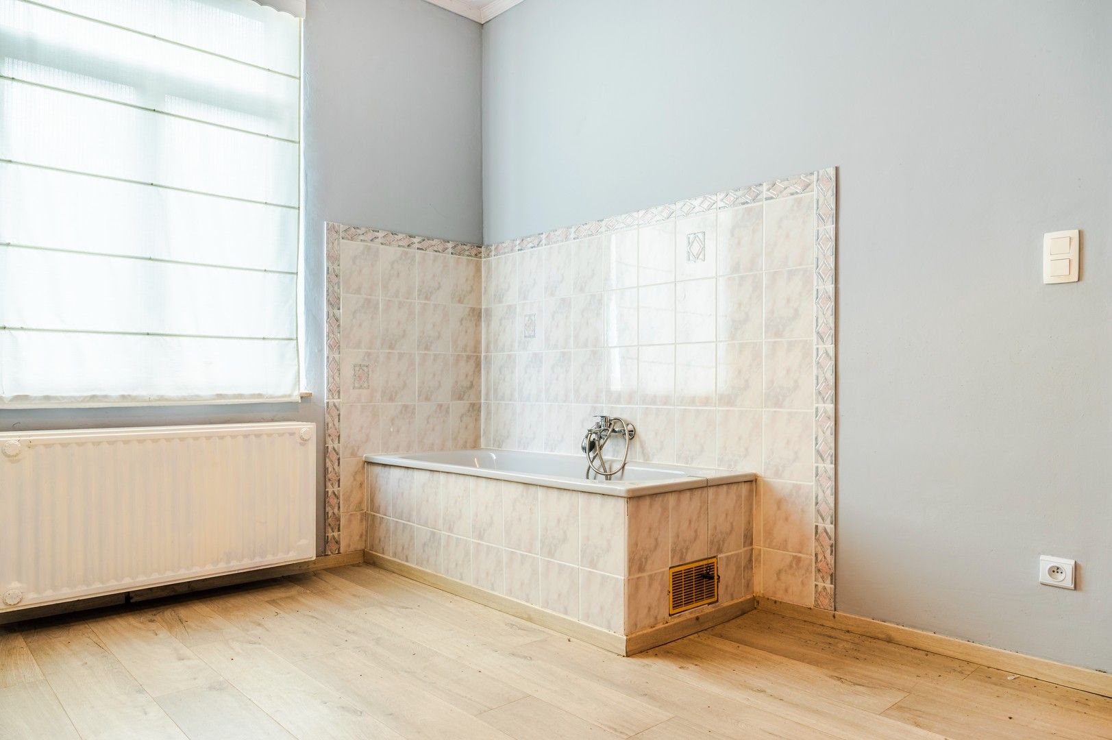 Te renoveren woning met garage foto 10