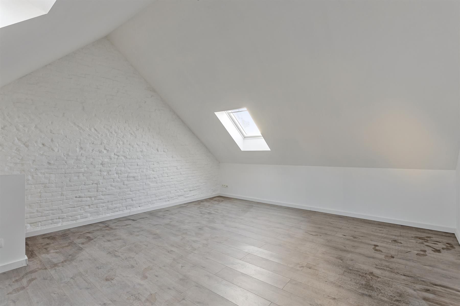 Totaal gerenoveerde woning met koer en voortuin. foto 10