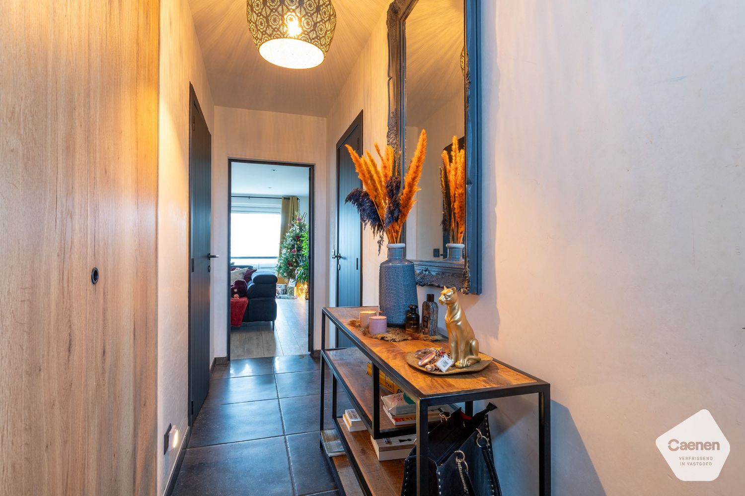 Recente instapklare woning ( BJ 2021) in een doodlopende straat met 4 slaapkamers, carport en tuin. foto 3