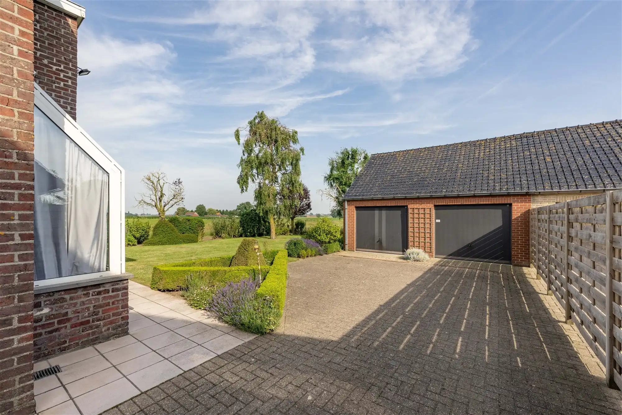 Woning met 4 slps, dubbele garage en zongerichte tuin foto 3