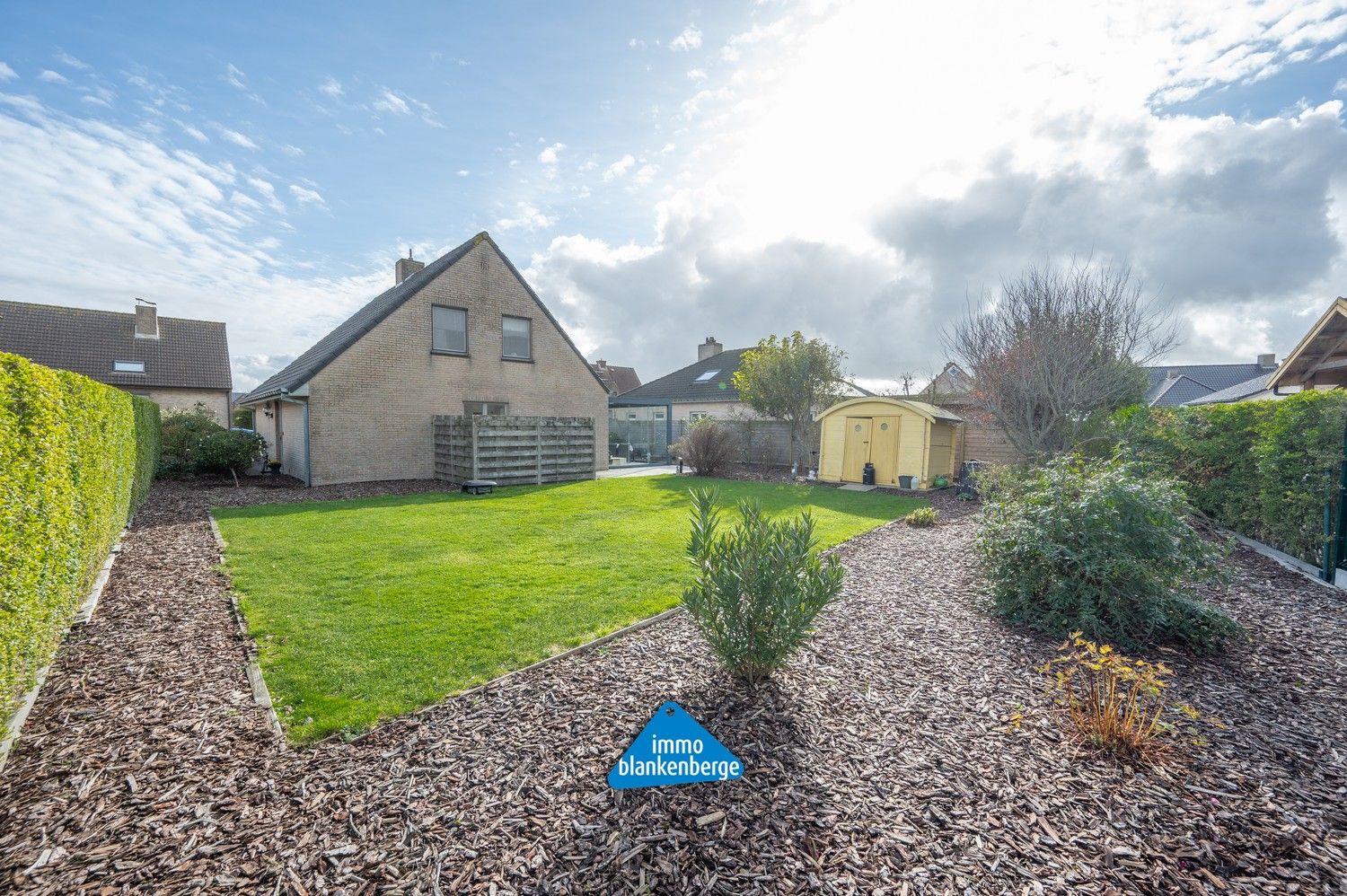 Ruime villa met zonnige tuin en moderne veranda op wandelafstand van de zee foto 2