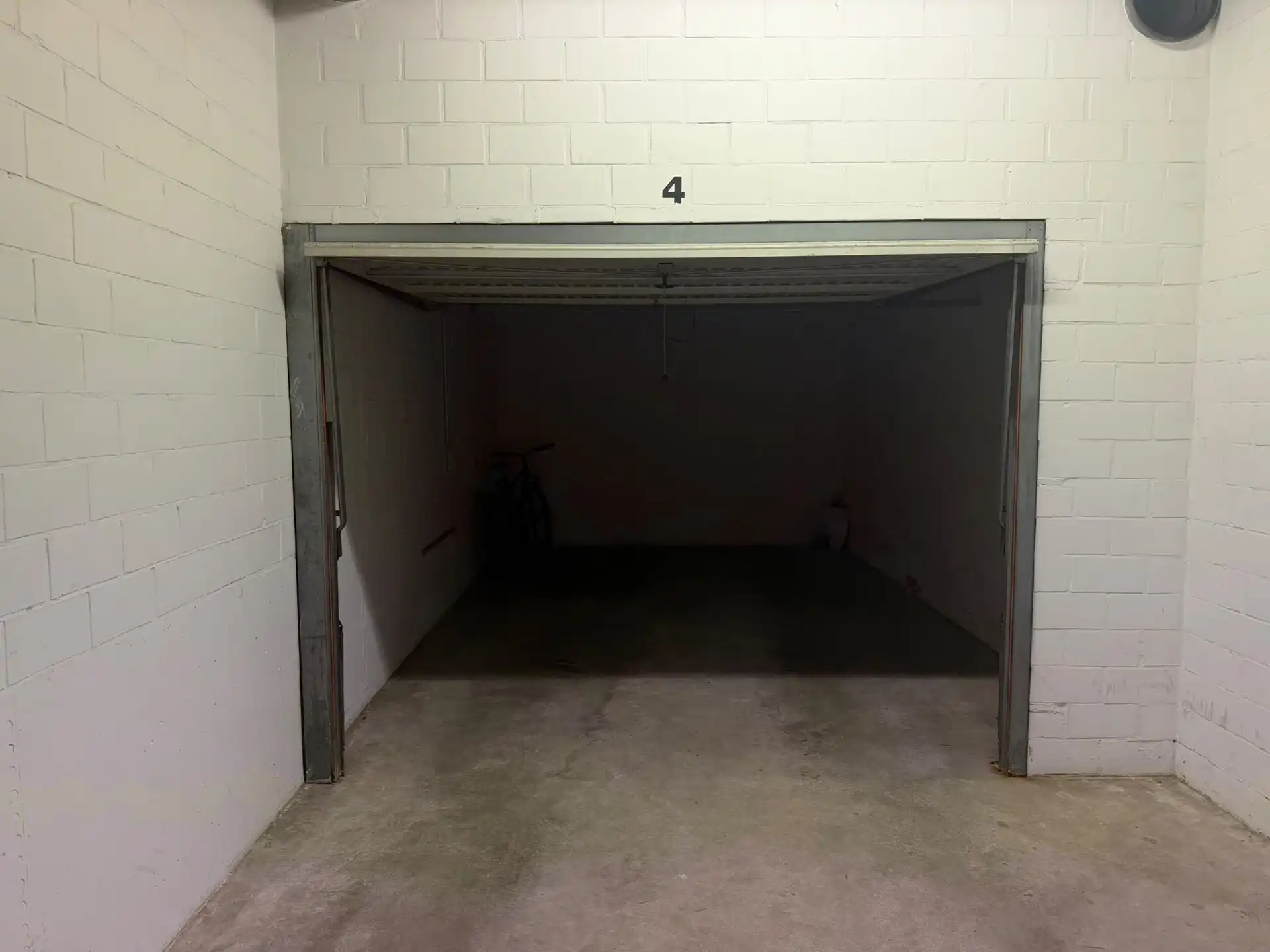 Gesloten garagebox in de omgeving van het casino! foto 5