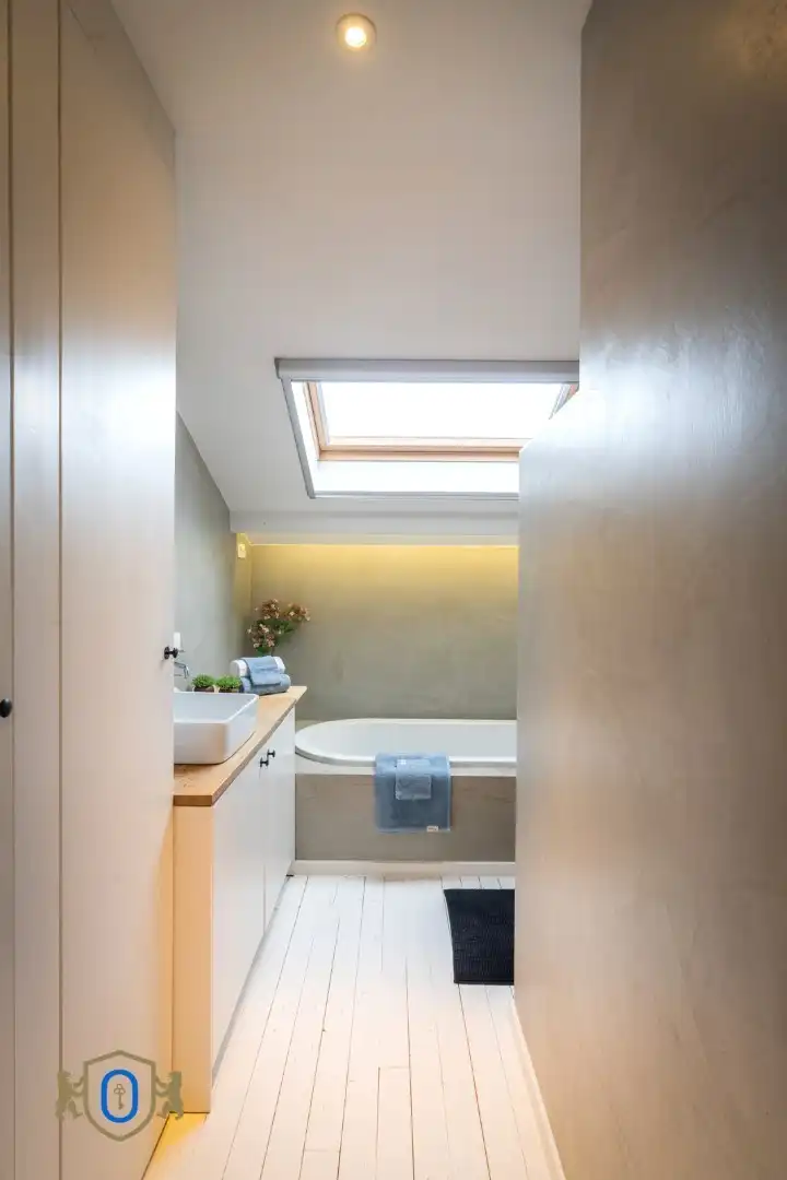 Halfopen 3-slpkr woning met tuin & carport foto 23