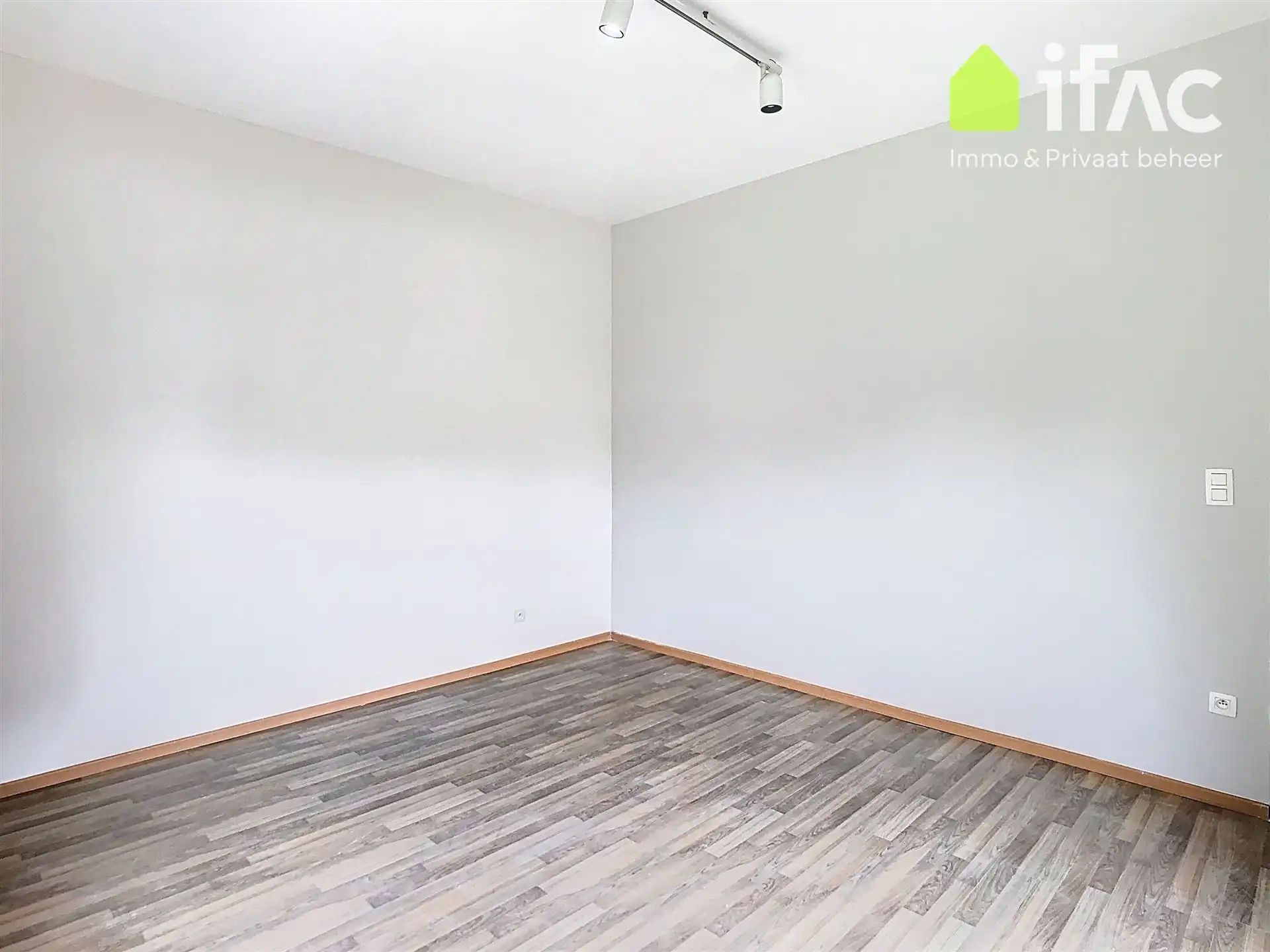 Ruim gelijkvloers appartement met tuin foto 14