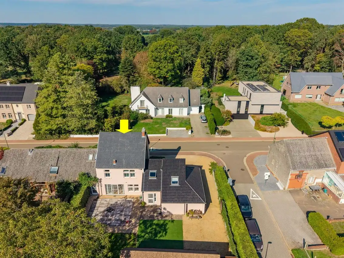 Karaktervolle en instapklare woning met zonnige tuin nabij het Gras- en Crauwelsbos foto 2