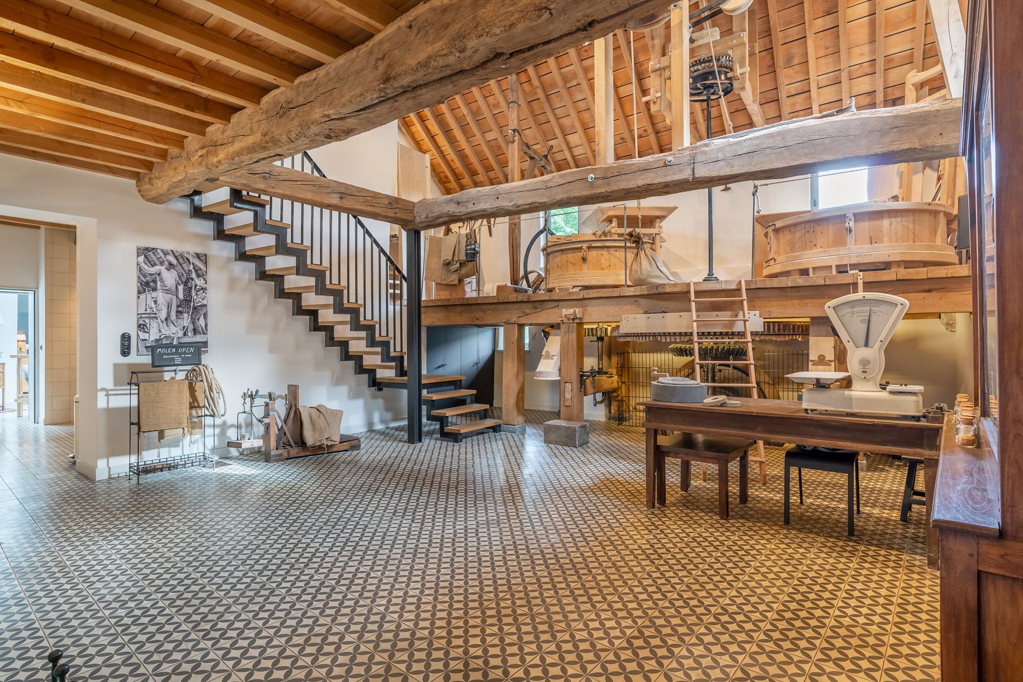 Prachtig gerenoveerde monumentale watermolen foto 3