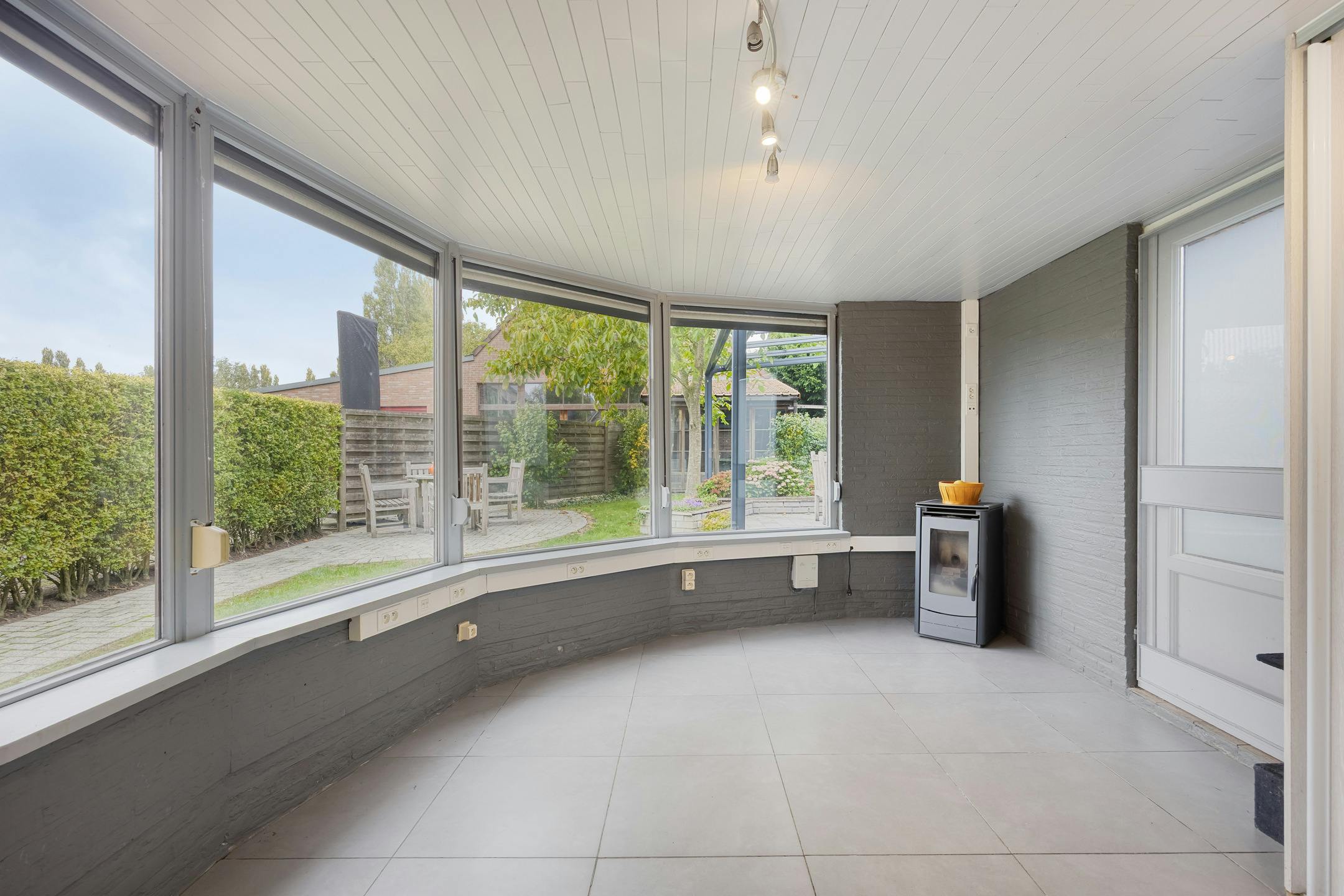 Unieke handelswoning met magazijn in Zomergem foto 10