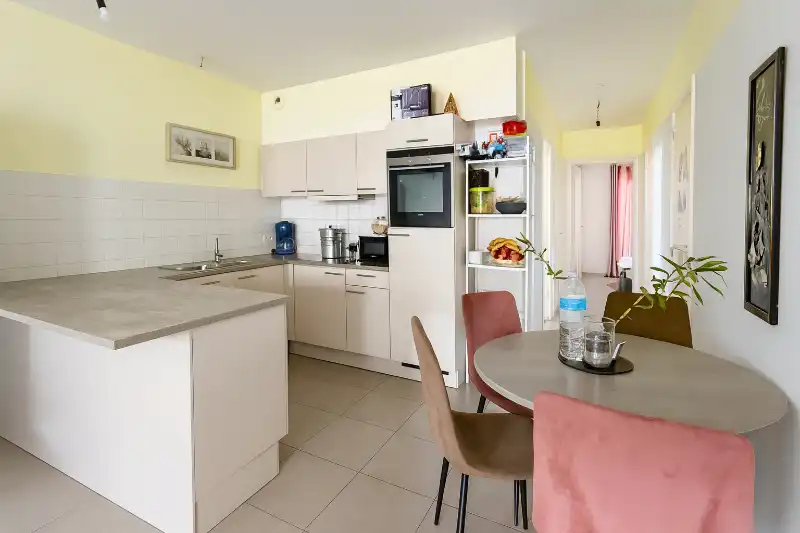 Ruim en lichtrijk appartement met 2 slaapkamers, terras en 'dubbele' autostaanplaats op een boogscheut van de Leie foto 6