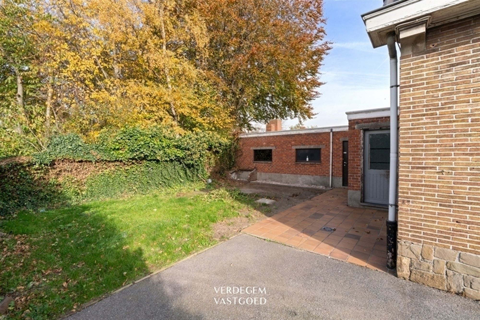 Ruime, op te knappen, woning met 3  slaapkamers, tuin en garage foto 16