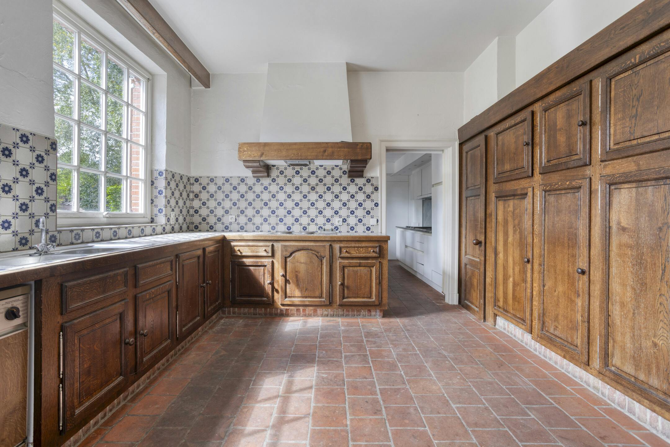 Unieke villa te koop in Zwevezele met prachtige tuin foto 7