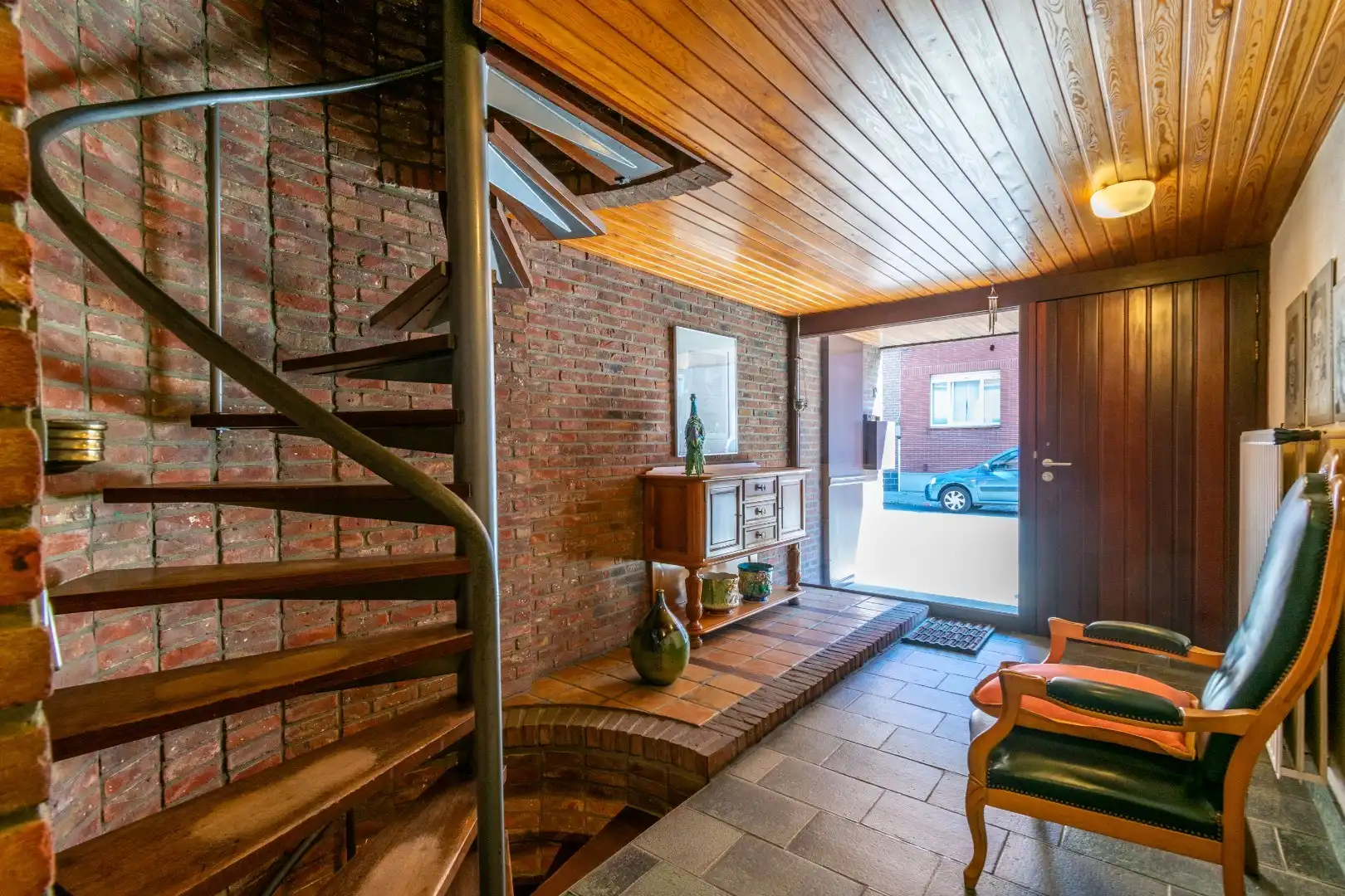DEGELIJKE ARCHITECTURALE BEL-ETAGE WONING ! foto 2