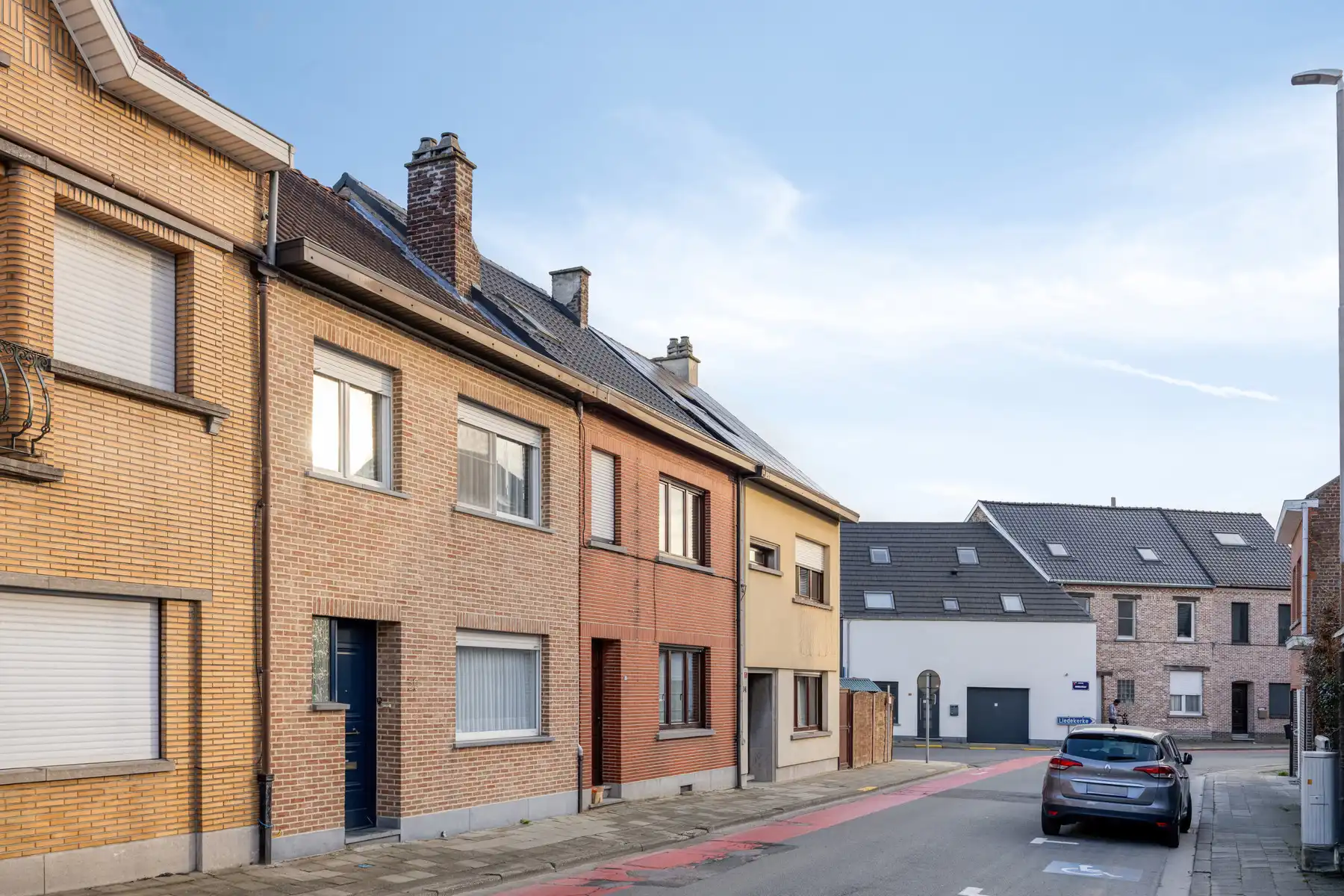 Leemans Immobiliën presenteert u  deze gerenoveerde, instapklare woning in het bruisende hart van Denderleeuw. foto 2