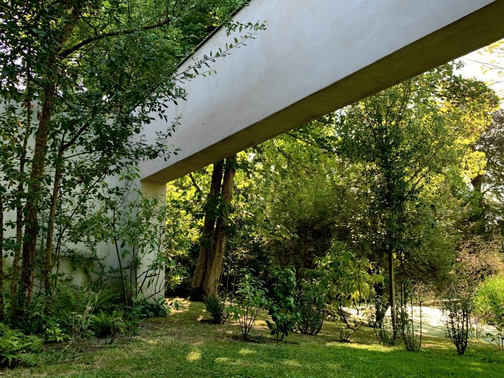 Architecturale laagbouwvilla met binnenzwembad en unieke beleving met het omliggende landschap. foto 10