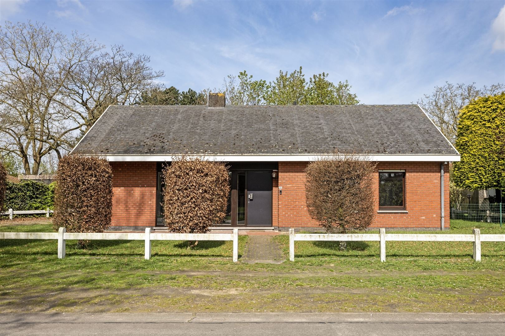 RUSTIG GELEGEN BUNGALOW MET GARAGE foto 3