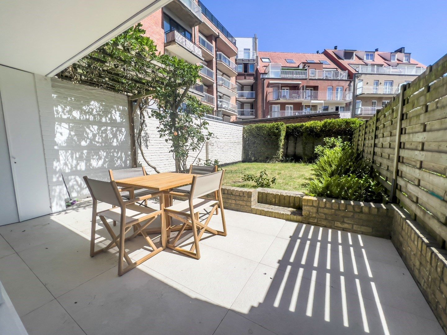Prachtig gerenoveerd gelijkvloersappartement met zuidgerichte tuin, centraal gelegen op de Dumortierlaan vlakbij het Driehoeksplein.  foto 14
