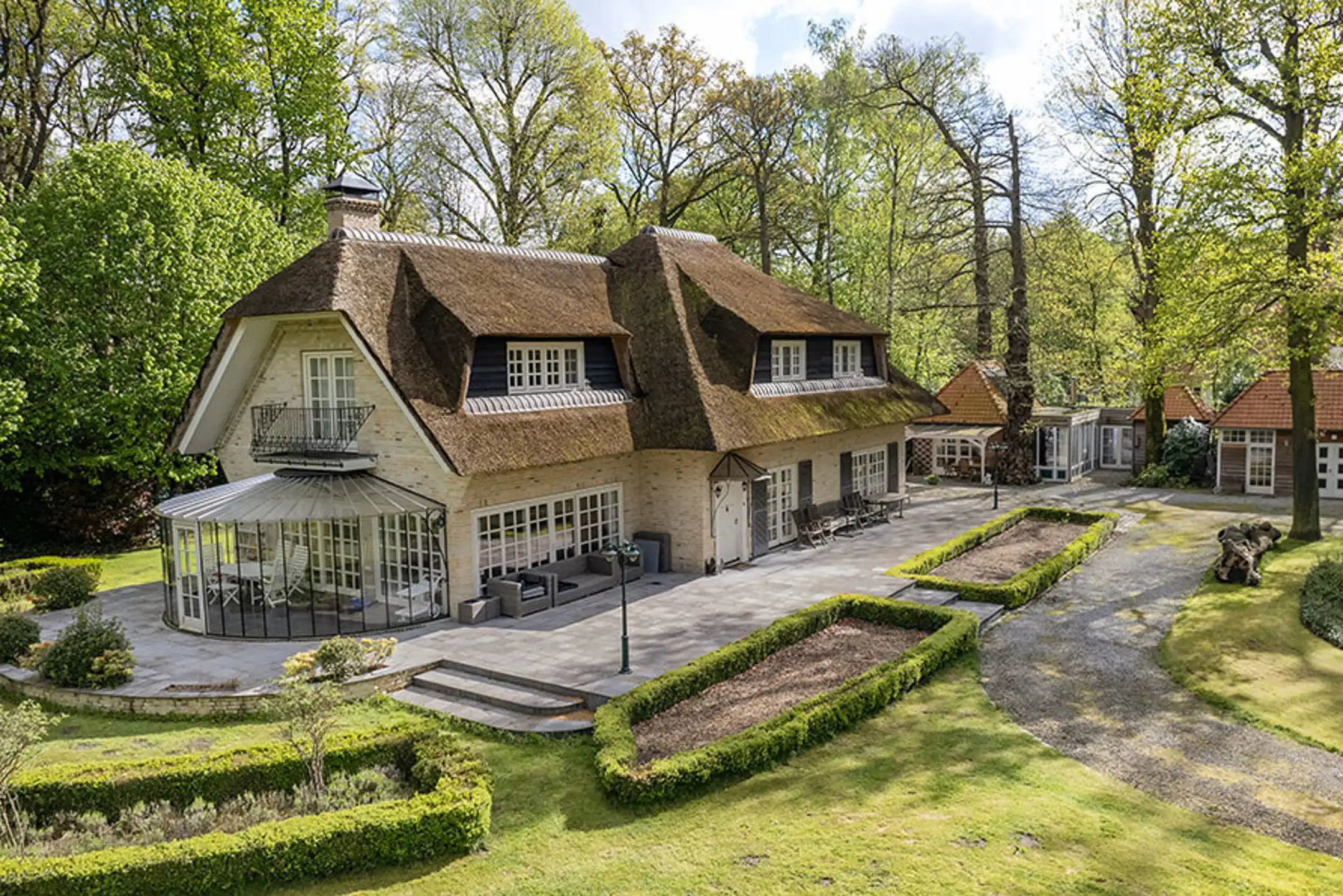 Unieke vrijstaande villa op ca. 7620m² in een uitzonderlijk domein in het groen. foto 32