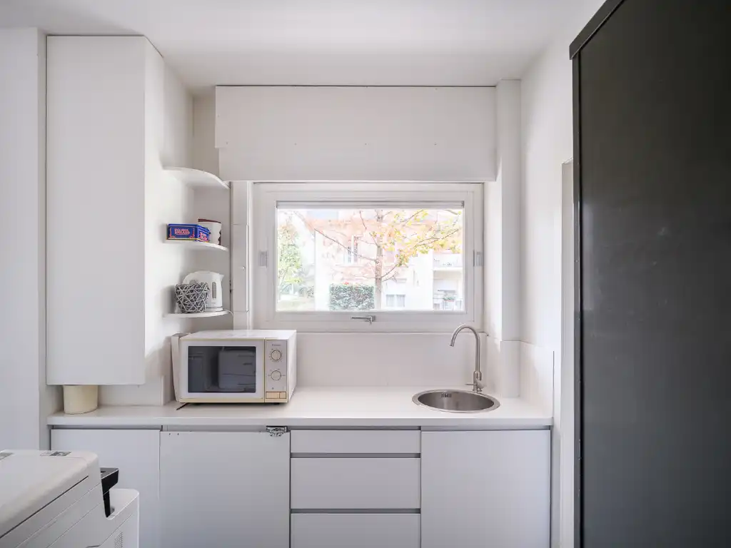 Ruim appartement of kantoorruimte met karakter, licht en een uitstekende ligging foto 8