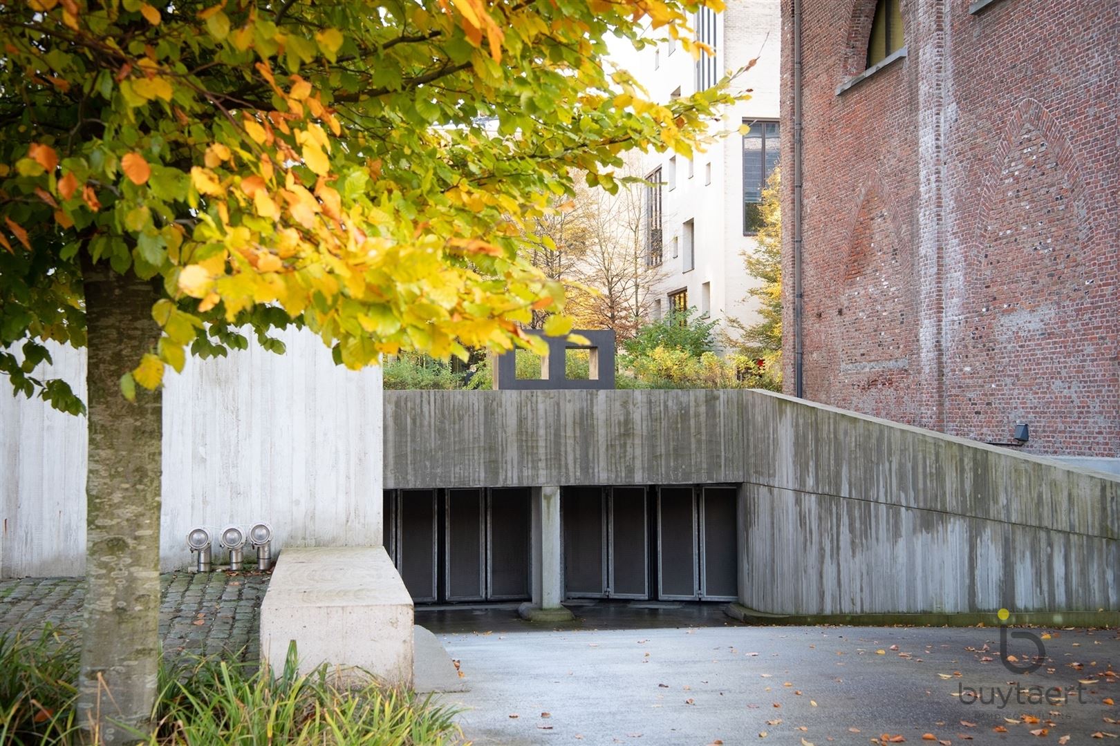 LICHTOVERGOTEN LOFT OP DE BOVENSTE VERDIEPING INGERICHT ALS KANTOOR OP DE KANAALSITE VAN AXEL VERVOORDT foto 28