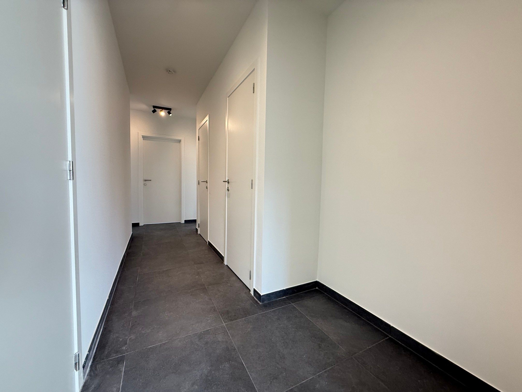 Modern nieuwbouwappartement met 3 slaapkamers op toplocatie in Ooigem. foto 5