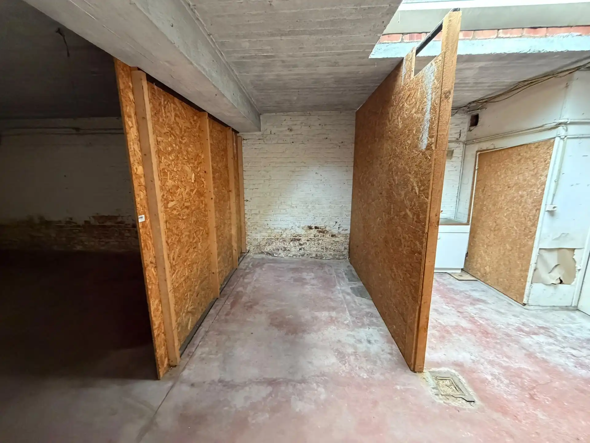 Dubbele bestemming: parkeergarage of opslagruimte van ±185m² foto 12