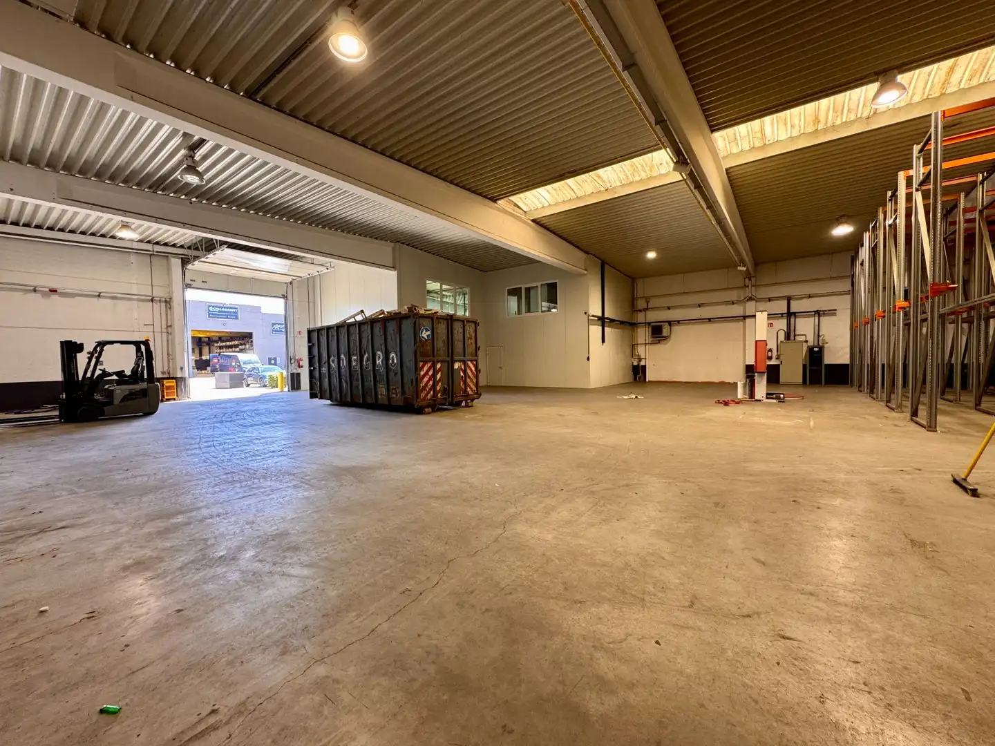 Magazijnruimte met kantoor te huur op 3 min. van de E403 foto 6