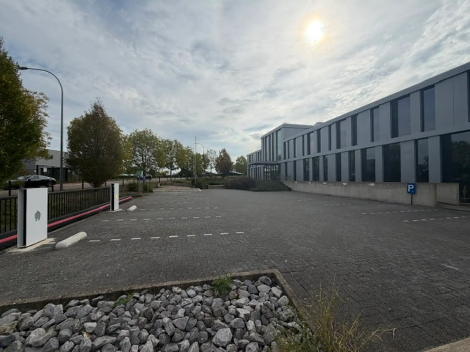 Recent en kwalitatief semi-industrieel bedrijfsgebouw – 3.790 m² op 8.989 m² foto 2