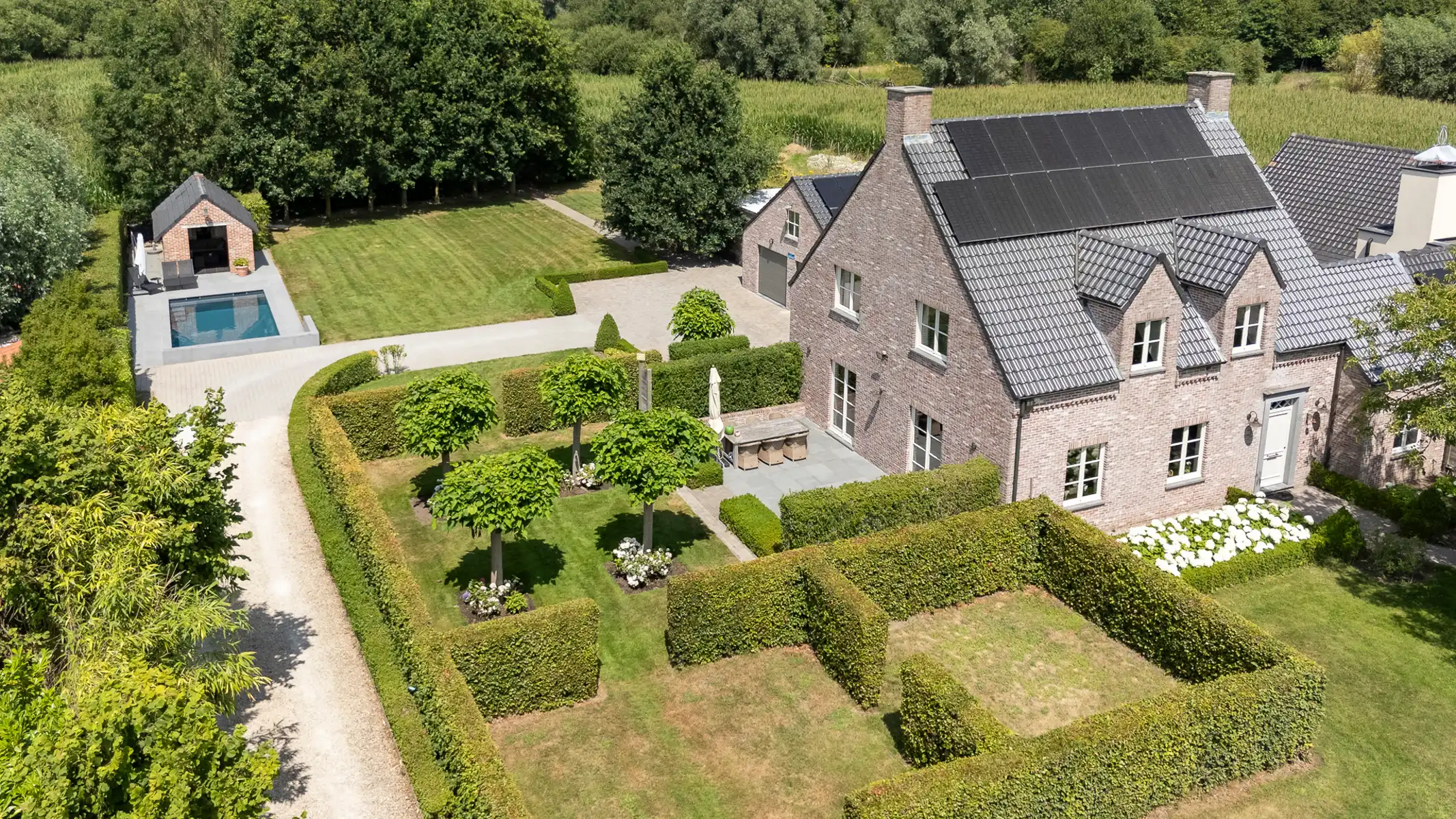 Exclusieve villa op een prachtig domein van 3.393 m² in het hart van het Meetjesland foto {{pictureIndex}}