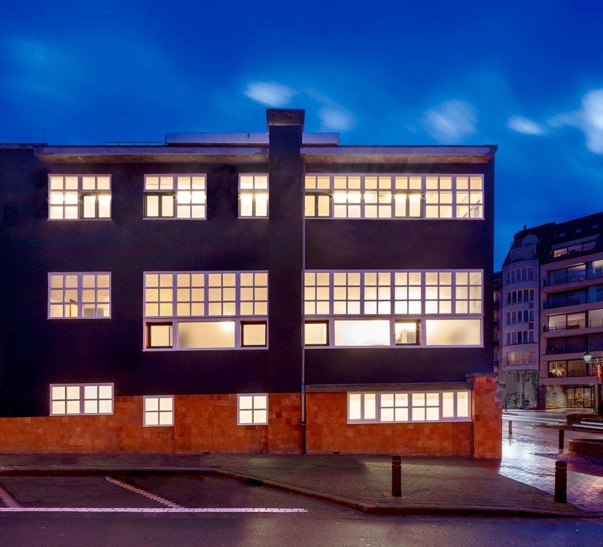 Hoekgebouw 't Zwart Huis (monument) van 500m² met ruime parking voor 4-5 wagens in het centrum van Knokke foto 1