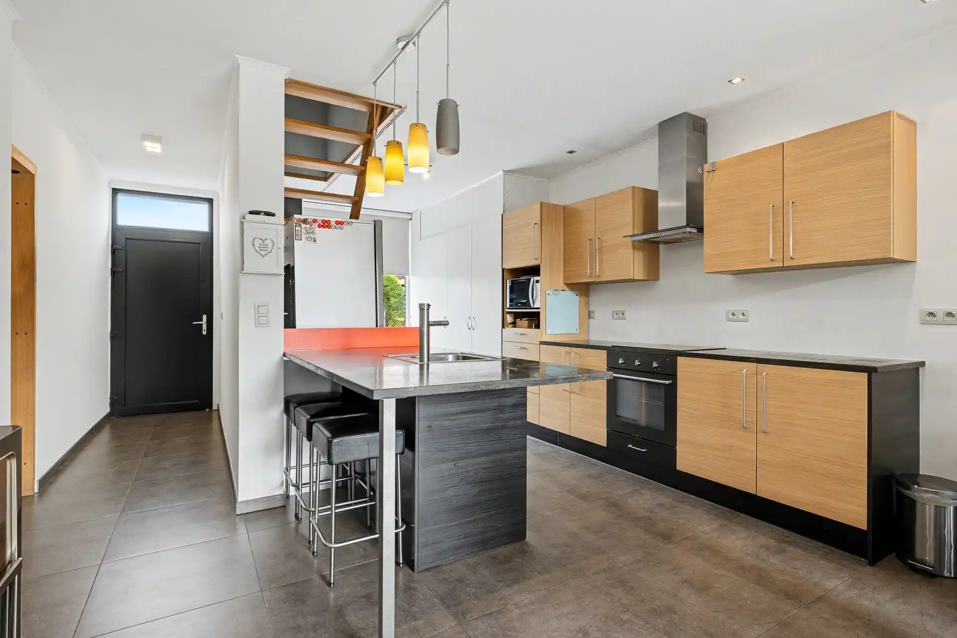 Instapklare woning met 2 slaapkamers en garage vlak bij het centrum van Stekene foto 3