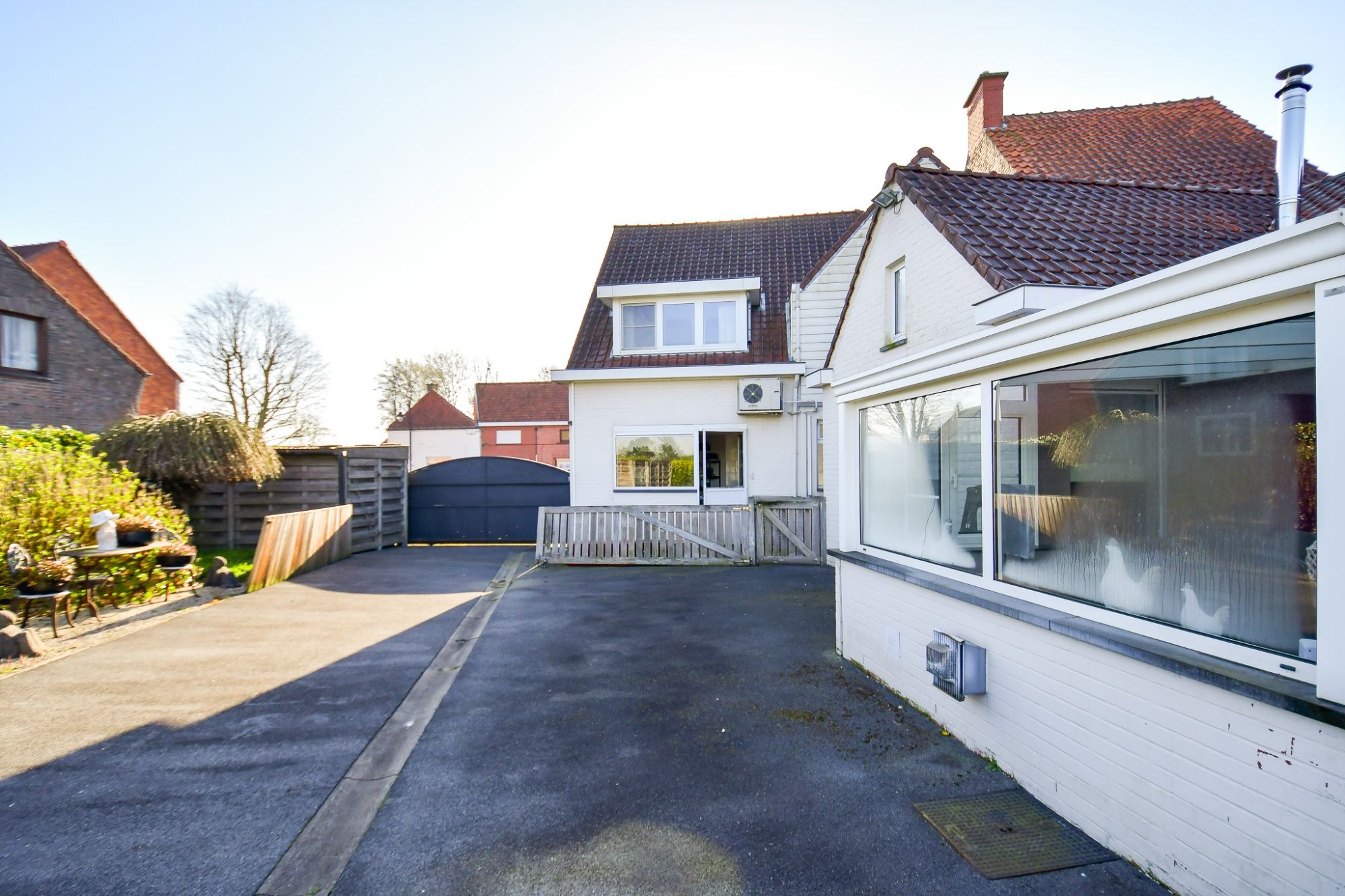 Ruim polyvalent handelspand met 4 slpk,  WINKELRUIMTE,  WONING en PARKING vooraan. foto 5