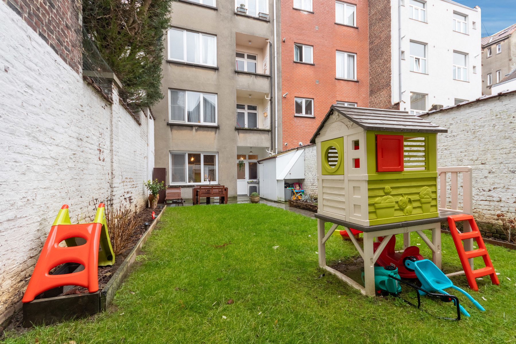 Gelijkvloers appartement met terras en tuin foto 8