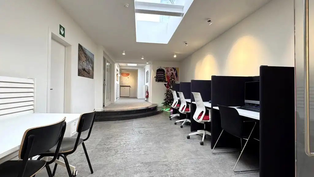 Instapklaar kantoor te huur vlakbij R4 en E40 in Drongen foto 11