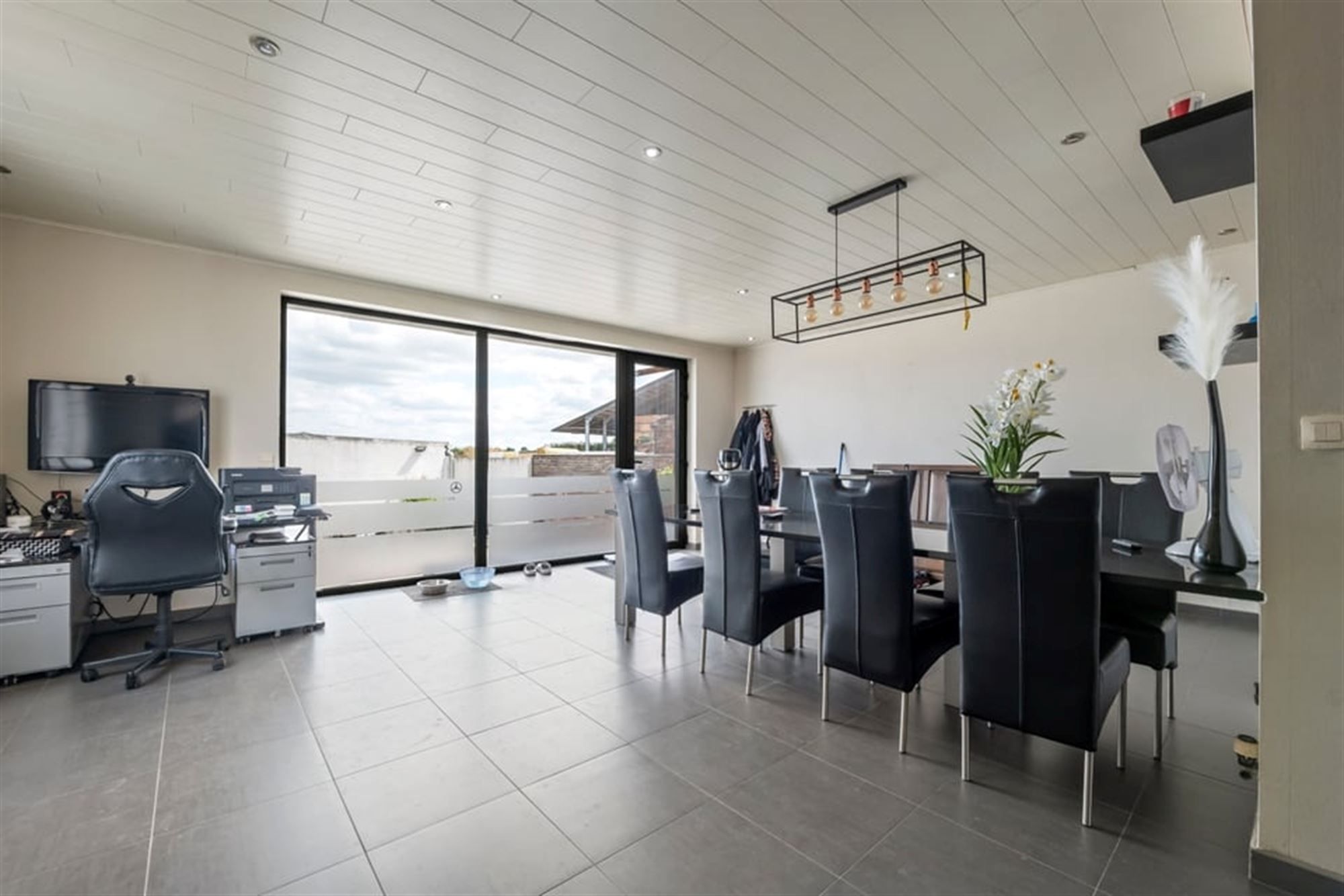 RUIME GEZINSWONIG MET VEEL POTENTIEEL EN EEN RUIME GARAGE IN SINT-TRUIDEN  foto 14