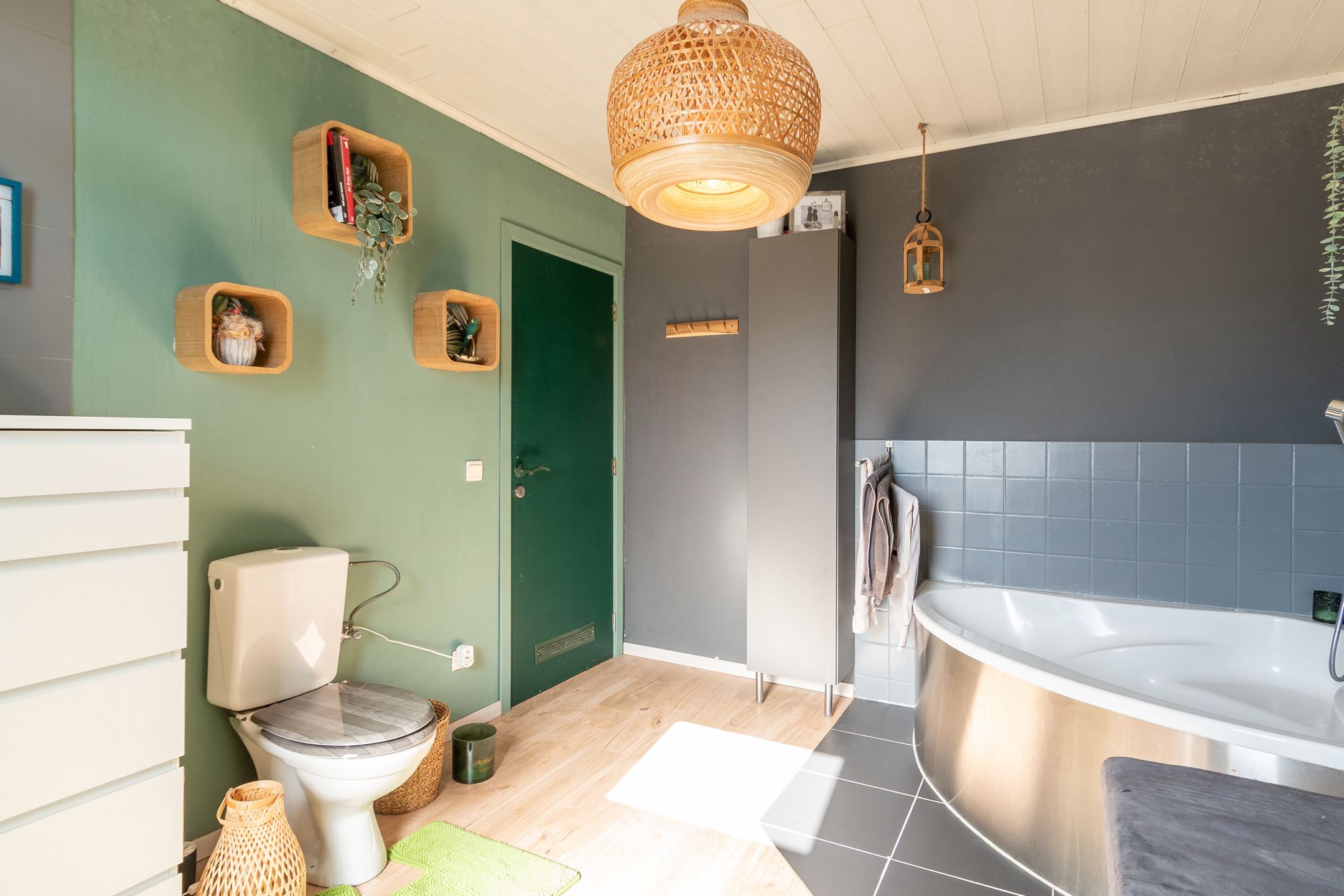 Instapklare starterswoning met garage op centrale locatie foto 11