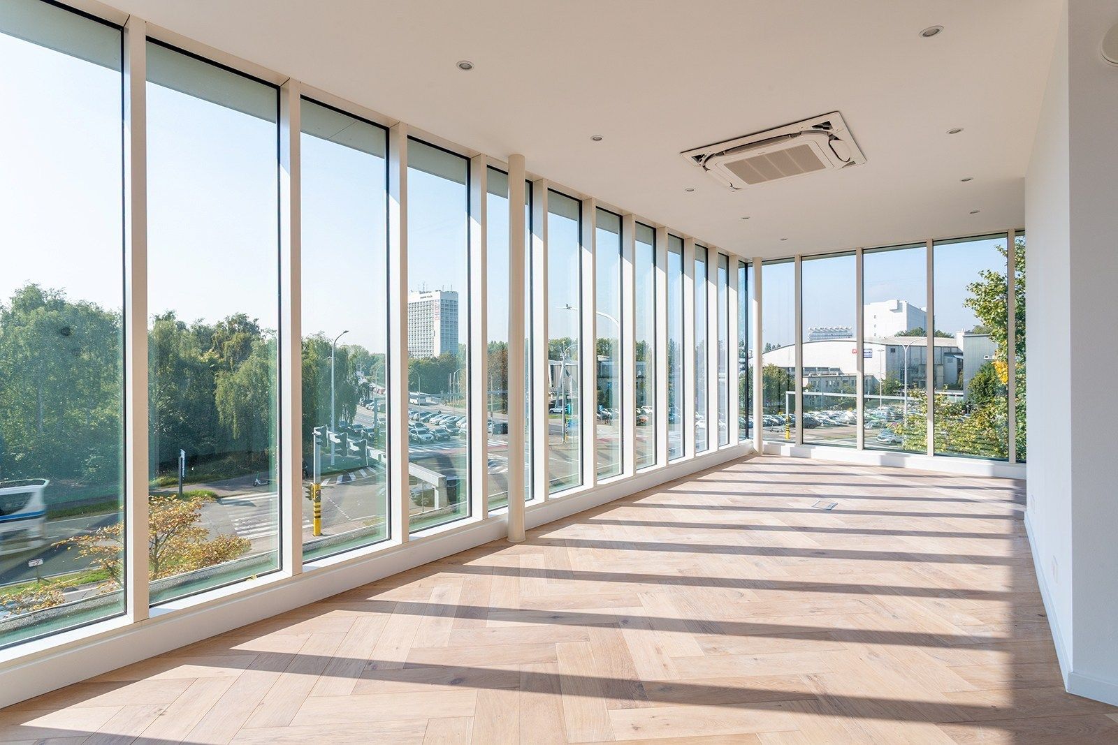 Architecturaal kantoorgebouw op absolute zicht locatie!  foto 22