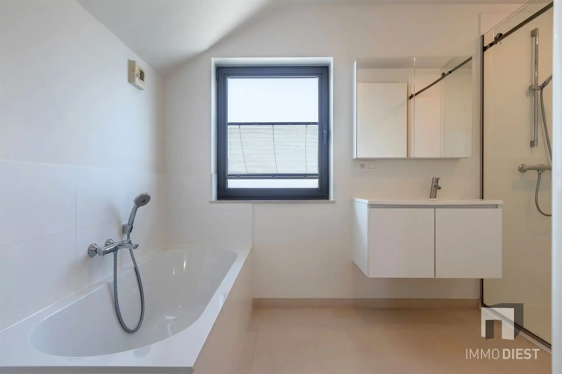 Luxe woning met 4 slaapkamers, 2 badkamers, garage en zonnige tuin foto 28