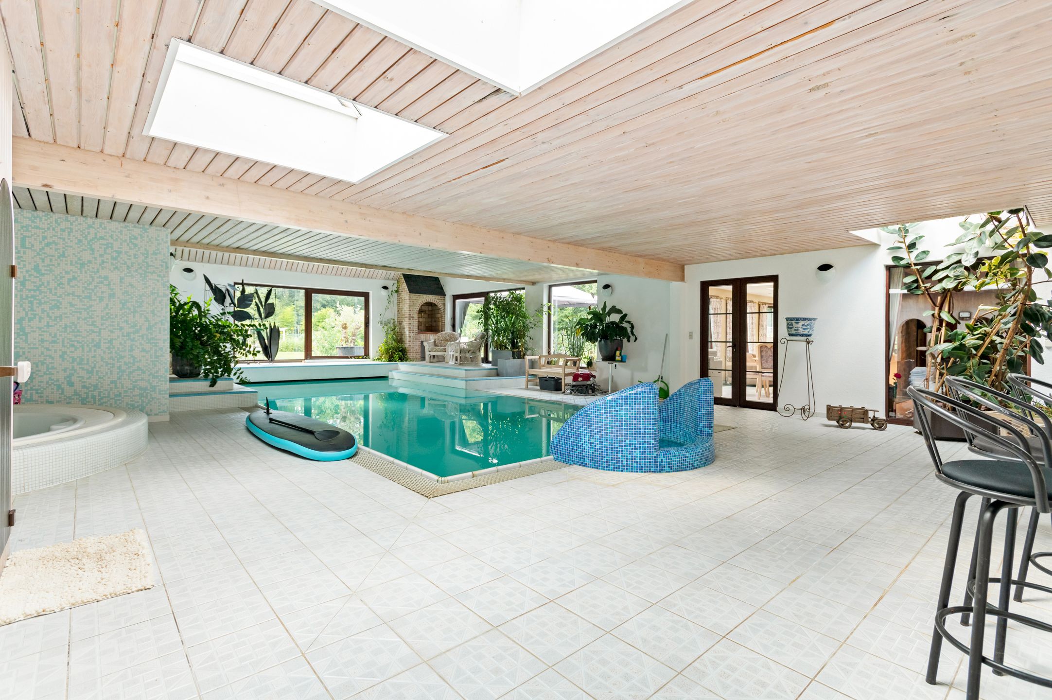 Villa met binnenzwembad en tennisterrein op toplocatie. foto 18