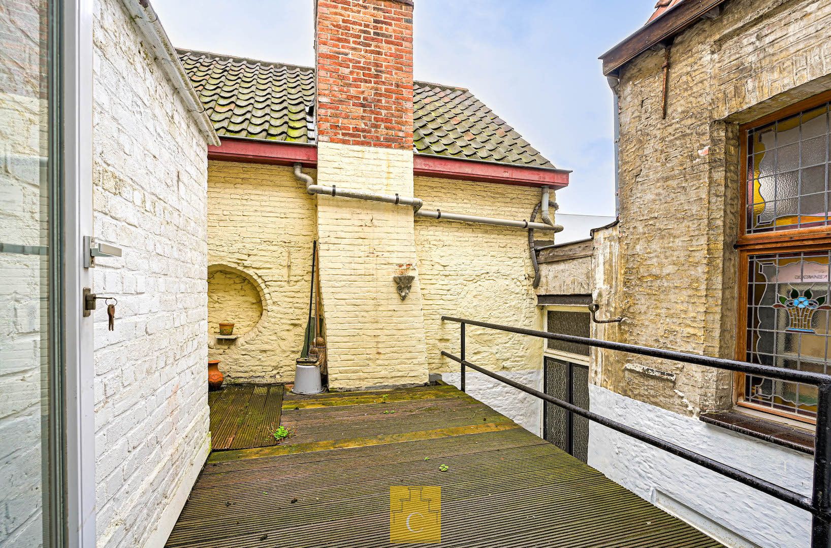 handelshuis op toplocatie vlakbij de Markt, dubbele 17e eeuwse trapgevel, knappe winkel/kantoor, 2 cosy appartementen met 2 à 3 slaapkamers, terras foto 17