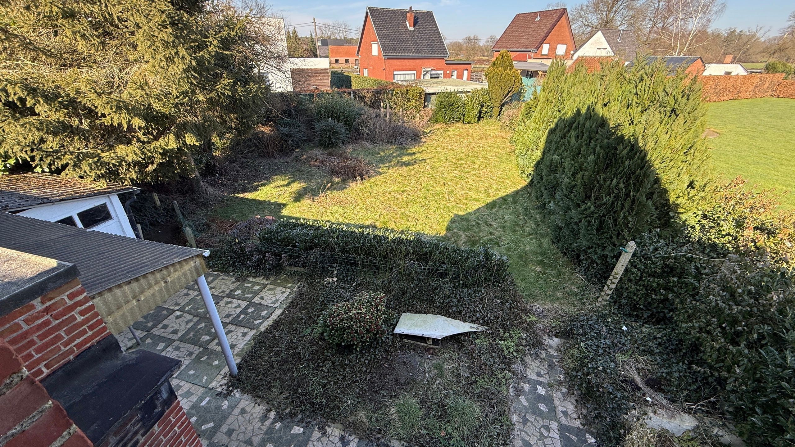 Te renoveren woning met veel potentieel foto 12