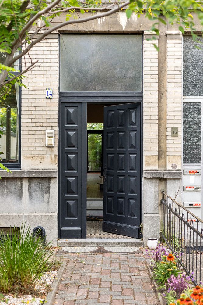 Instapklare en lumineuze herenwoning boordevol charme met aangename stadstuin in de Groenenhoek te Berchem- tot 5 slaapkamers foto 4