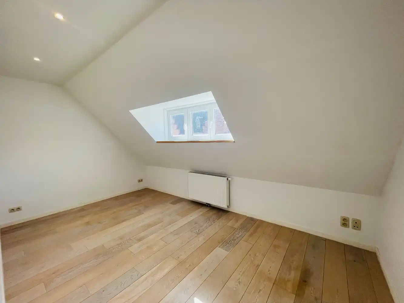 Brugge centrum, Instapklaar degelijk gerenoveerd energiezuinig  lichtrijk woonhuis  met 3 slaapkamers en koer foto 24