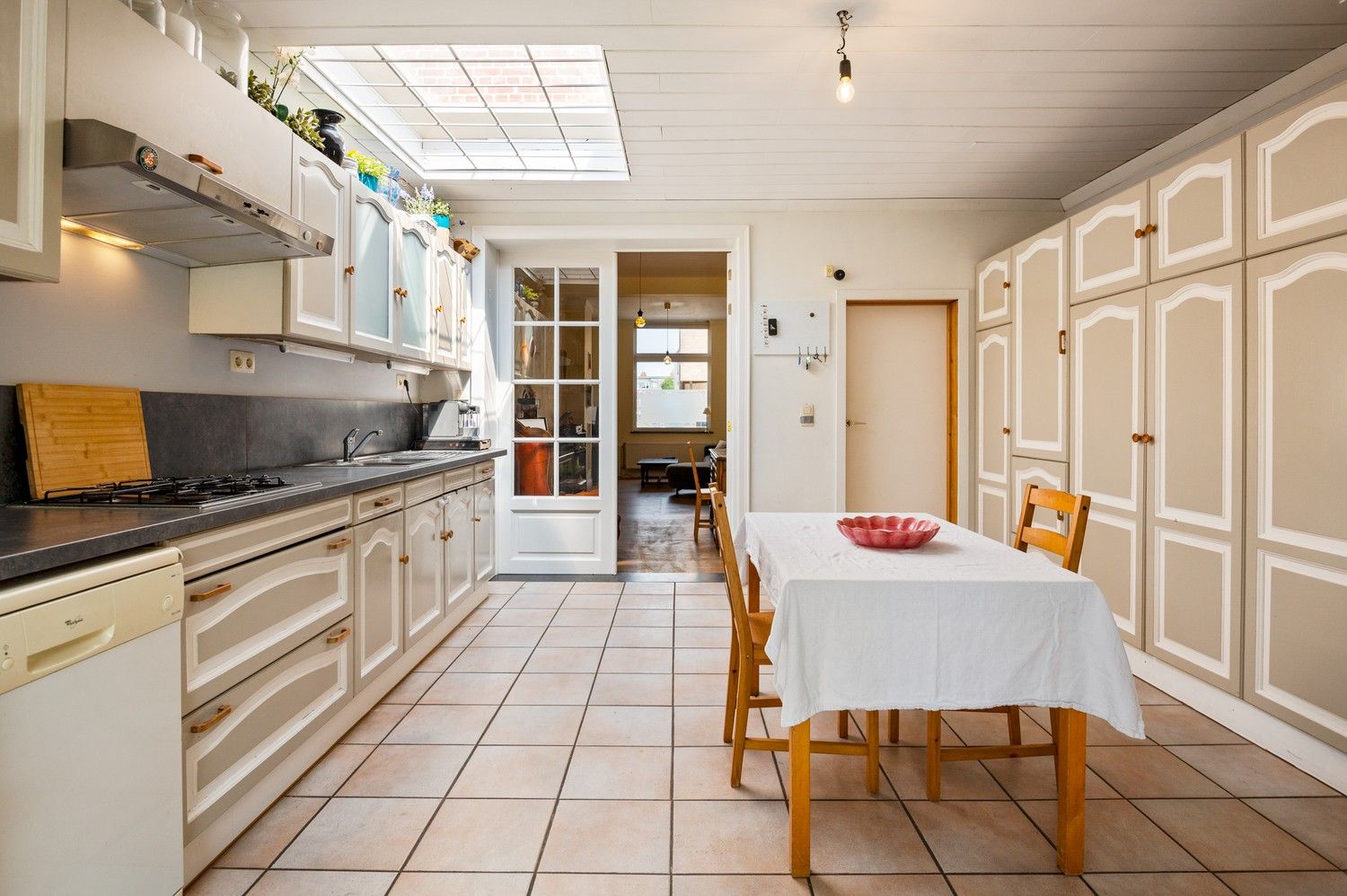 Charmante en lichtrijke woning met 2 slaapkamers en aangename groene tuin op toplocatie in Ekeren! foto 6