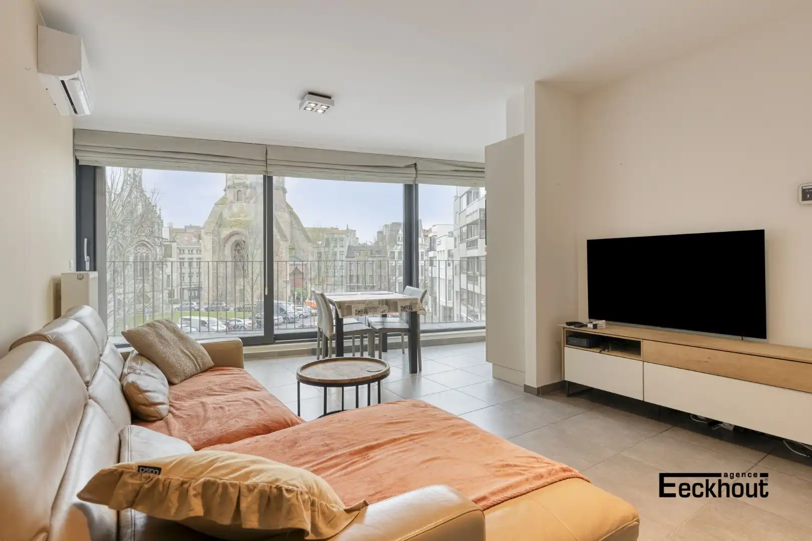 Modern appartement met terras en open zicht op Petrus- en Paulusplein. foto 8
