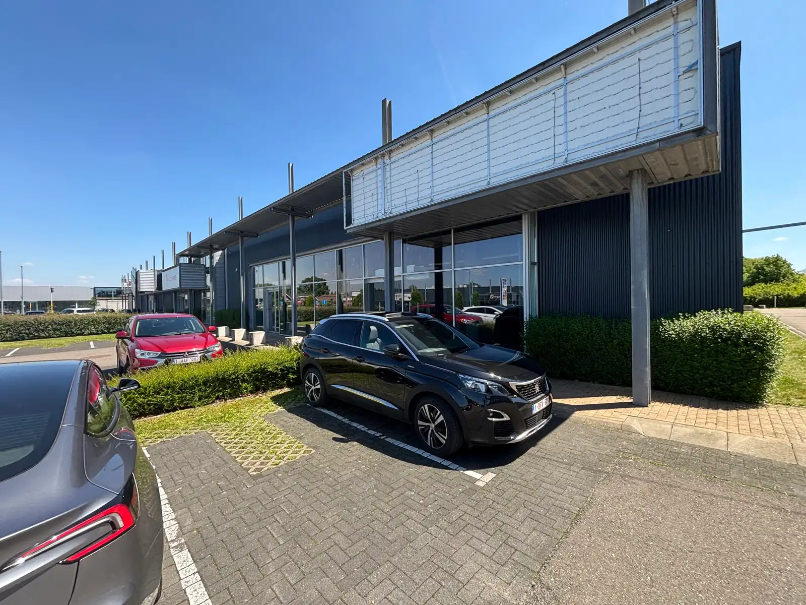 Handelspand 1.296 m² te huur Tongeren foto {{pictureIndex}}