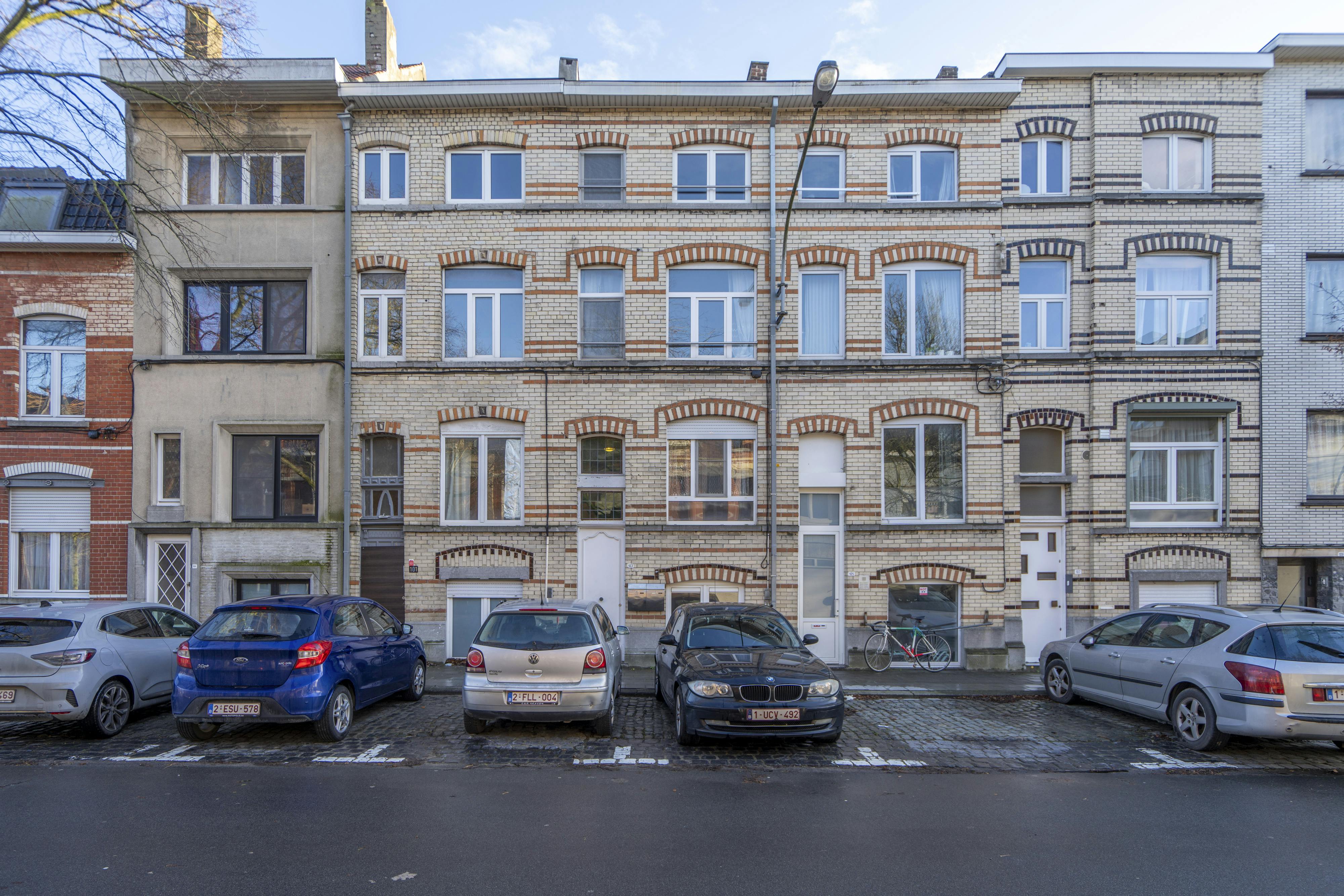 Opbrengsteigendom met twee appartementen te koop in Kortrijk foto {{pictureIndex}}