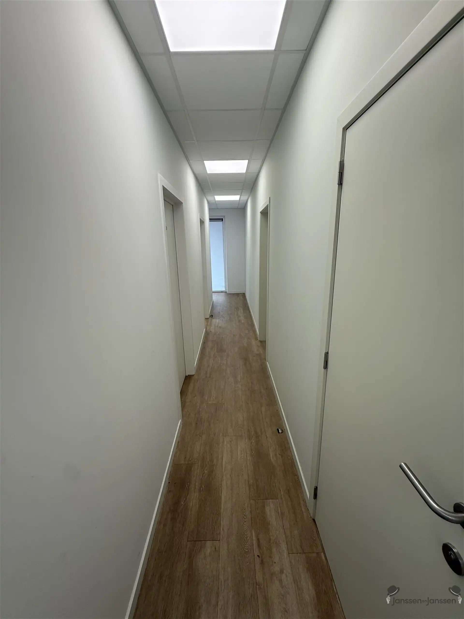 Instapklaar kabinet/kantoor met 4 praktijkruimten foto 5