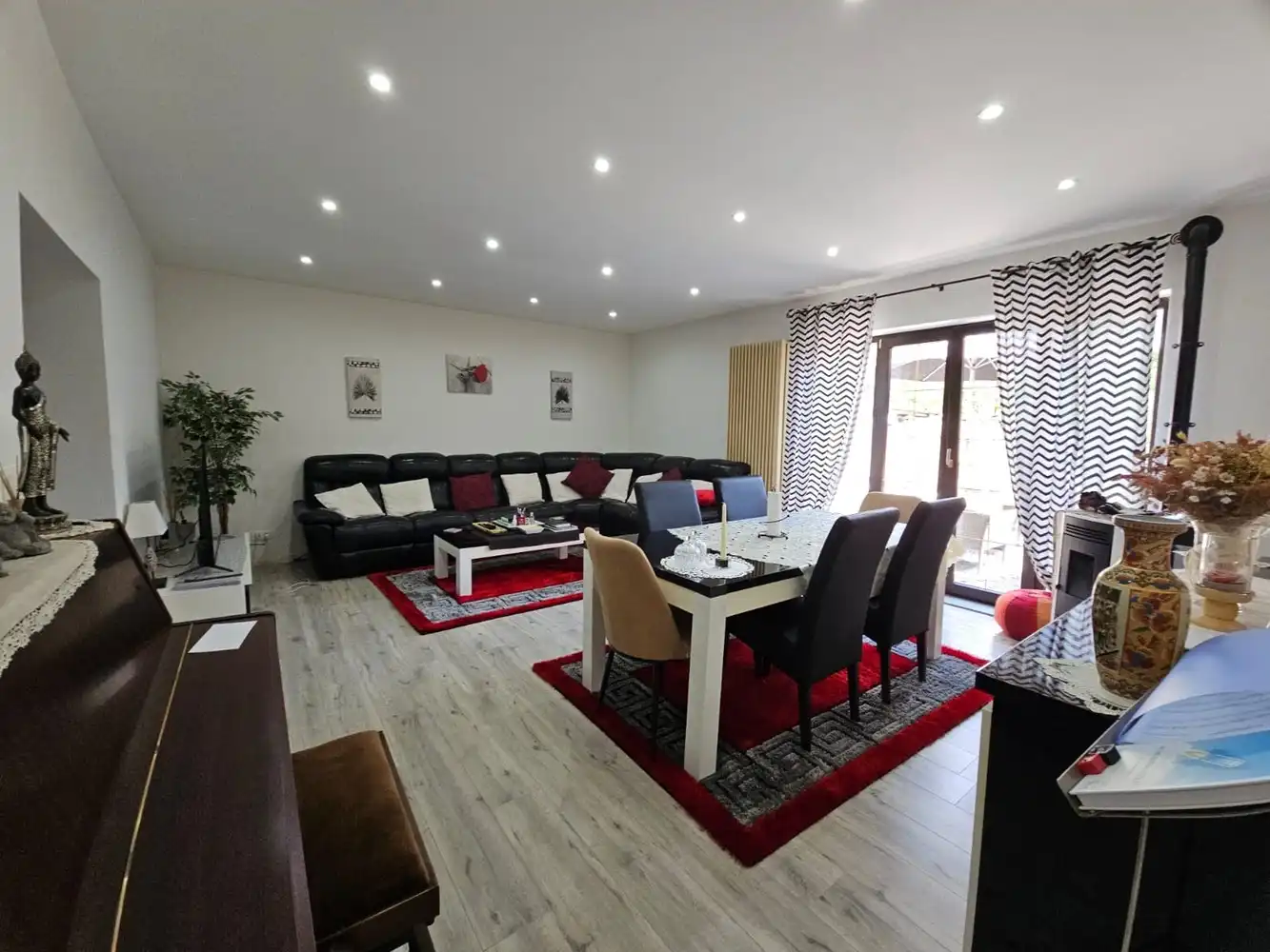 Hoofdfoto van de publicatie: Ruime woning met tuin, 4 slaapkamers en 2 garages