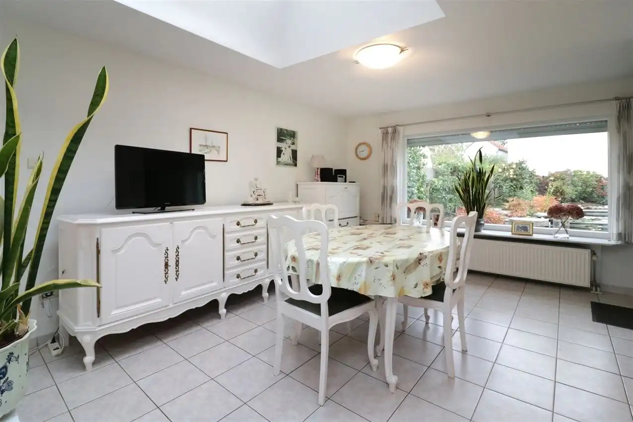 label c, nabij station, garage voor vijf wagens foto 8