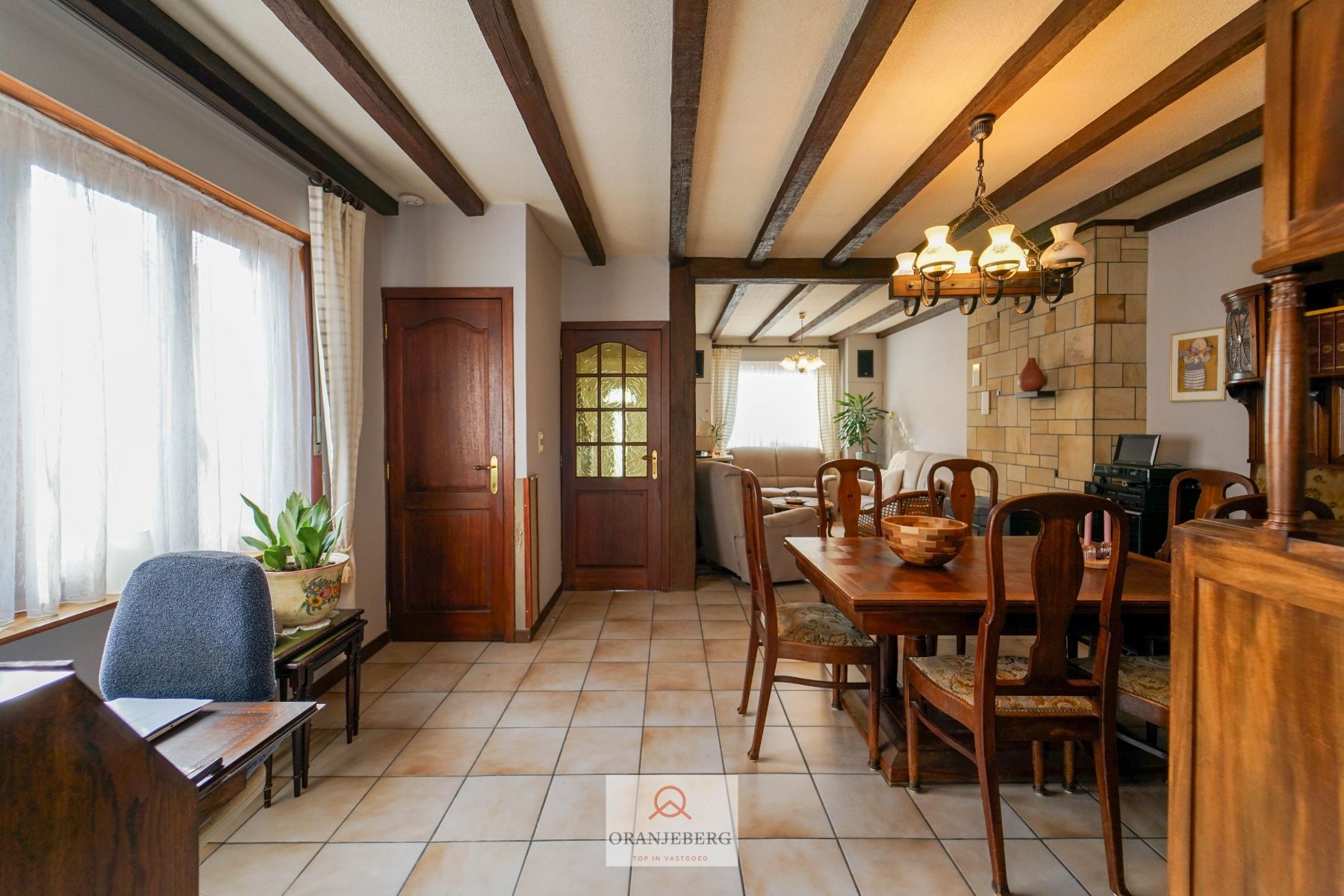 COMPROMIS IN OPMAAK! Charmante halfopen woning met oprit, tuin én garage te koop nabij UZ foto 4